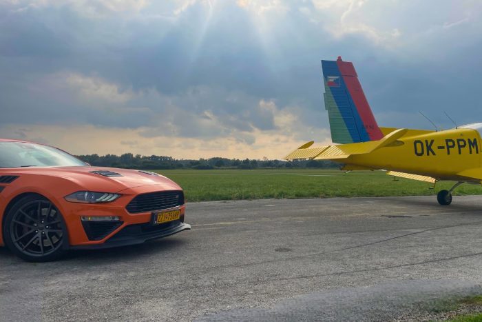 Zážitková jazda na Ford Mustang + akrobatický let – Obrázok 3